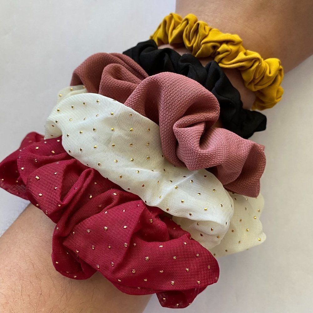 𝅺Set of 5 Scrunchies - Burgundy and White Polka Dot